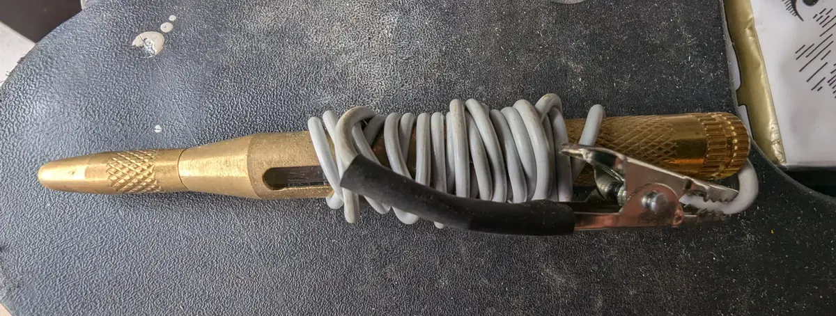 12V-Prüflampe: Ein Ende Kabel mit Krodilklemme, ein Ende spitzer Pin mit Schutzkappe